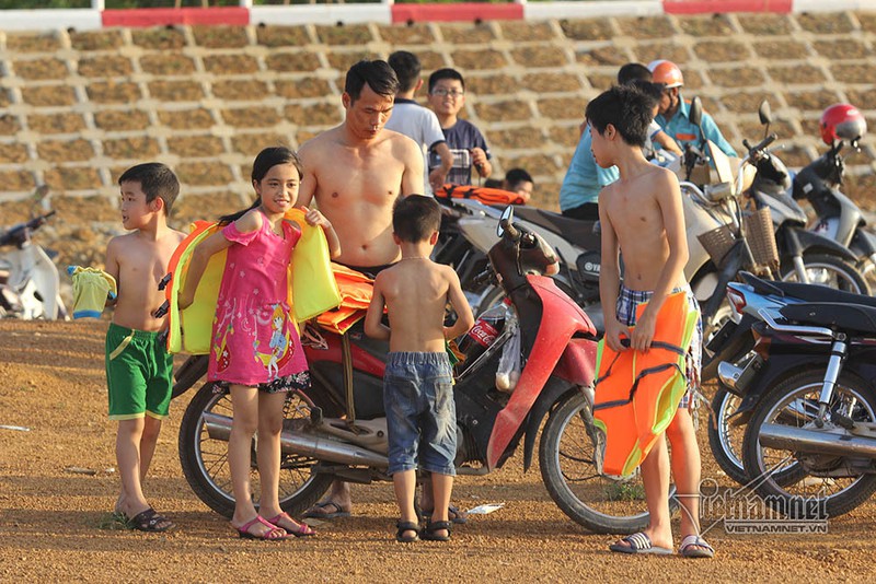 Hà Nội nóng rát, 'bãi biển' ngoại thành ngàn người tắm mát