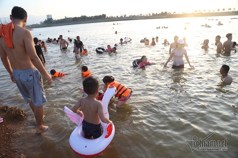 Hà Nội nóng rát, 'bãi biển' ngoại thành ngàn người tắm mát