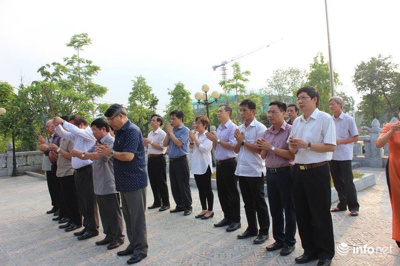 Đoàn giám sát, kiểm tra bầu cử thắp hương tại đền thờ Bác Hồ ở Tuyên Quang - ảnh 1