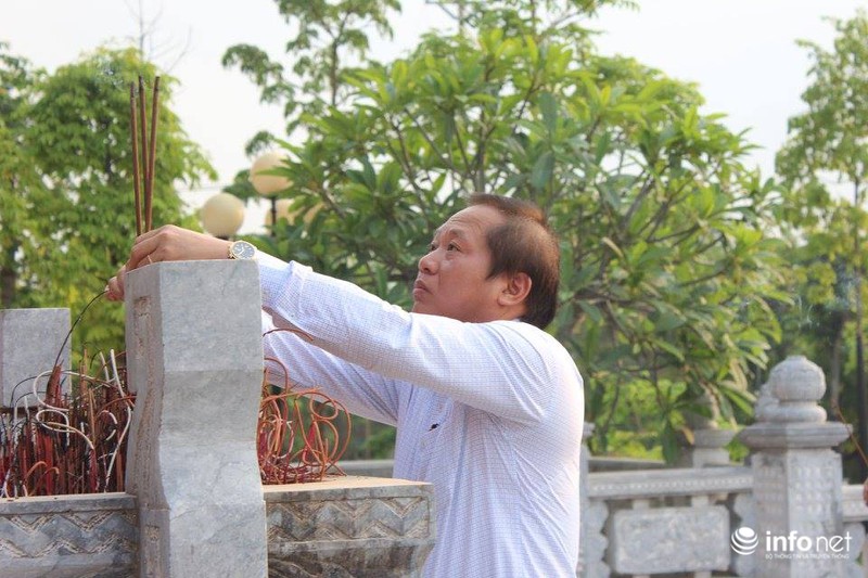 Đoàn giám sát, kiểm tra bầu cử thắp hương tại đền thờ Bác Hồ ở Tuyên Quang - ảnh 2