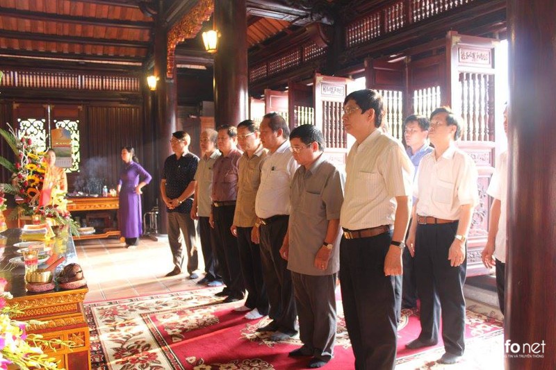 Đoàn giám sát, kiểm tra bầu cử thắp hương tại đền thờ Bác Hồ ở Tuyên Quang - ảnh 3