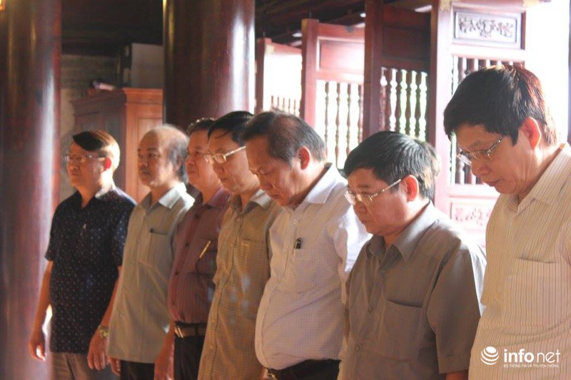 Đoàn giám sát, kiểm tra bầu cử thắp hương tại đền thờ Bác Hồ ở Tuyên Quang - ảnh 4