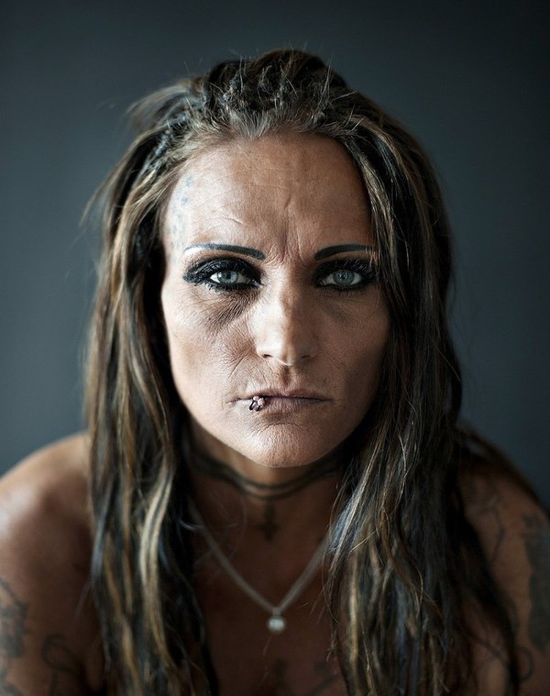 Nhói lòng cuộc sống ở hai thế giới của một gái