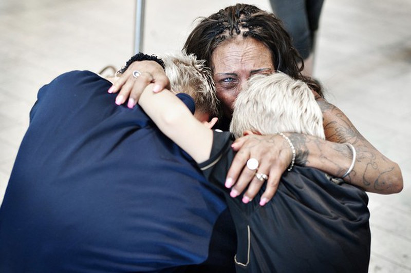 Nhói lòng cuộc sống ở hai thế giới của một gái