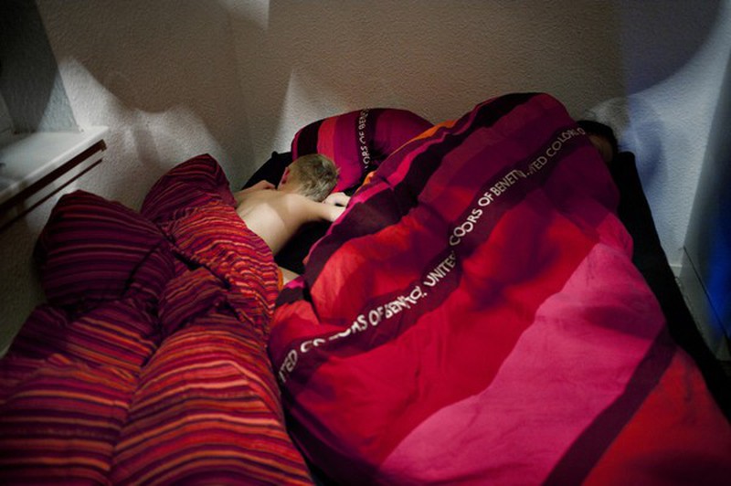 Nhói lòng cuộc sống ở hai thế giới của một gái