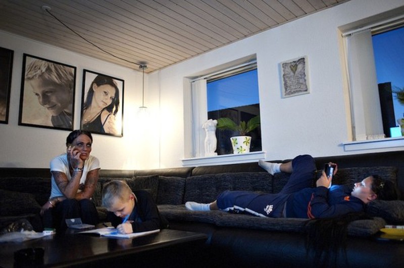 Nhói lòng cuộc sống ở hai thế giới của một gái