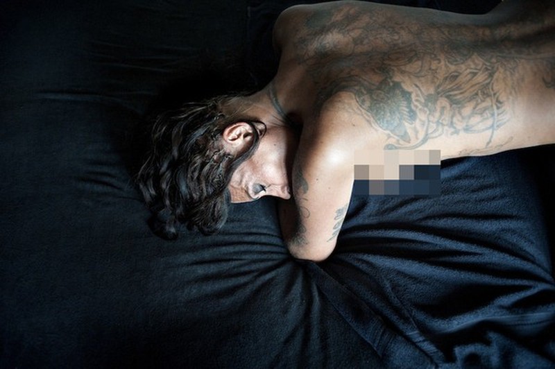 Nhói lòng cuộc sống ở hai thế giới của một gái