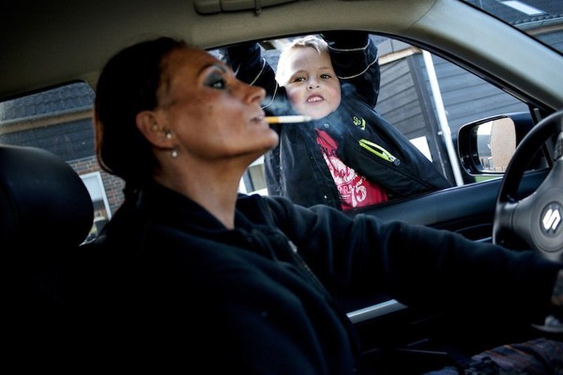 Nhói lòng cuộc sống ở hai thế giới của một gái