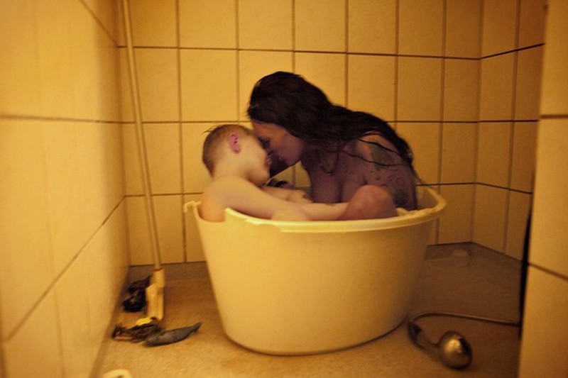 Nhói lòng cuộc sống ở hai thế giới của một gái