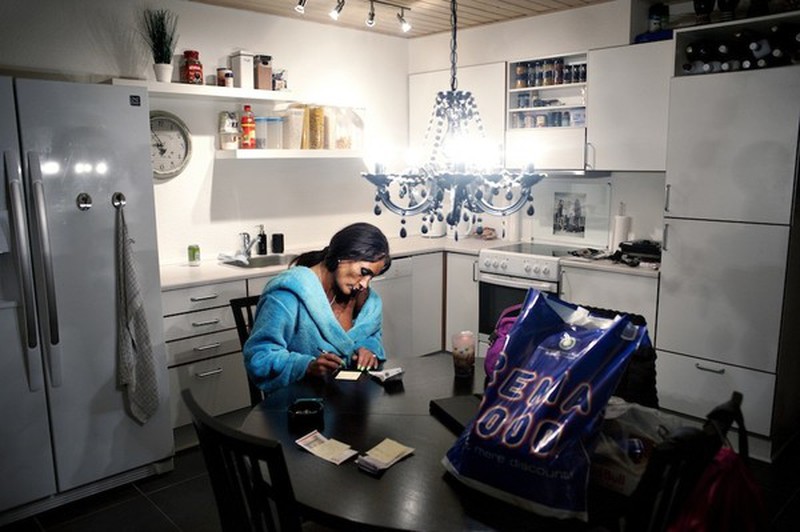 Nhói lòng cuộc sống ở hai thế giới của một gái