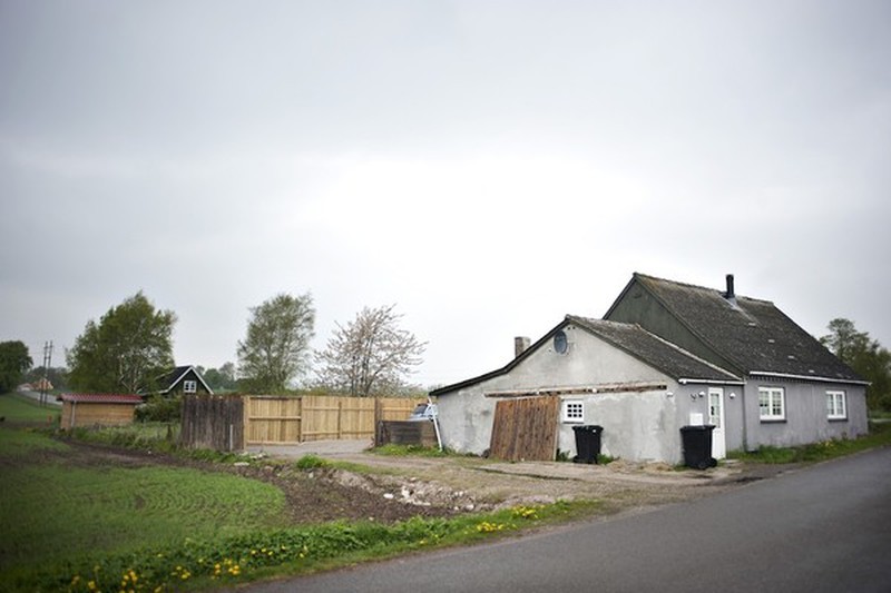 Nhói lòng cuộc sống ở hai thế giới của một gái