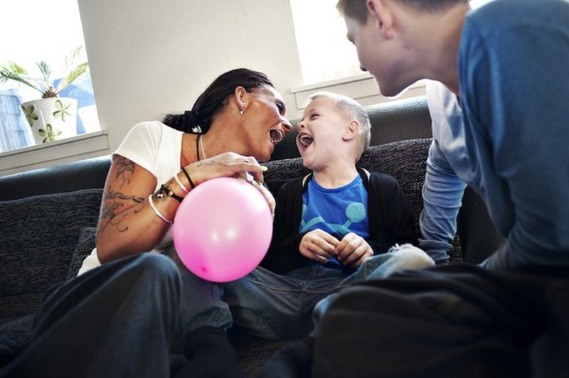 Nhói lòng cuộc sống ở hai thế giới của một gái