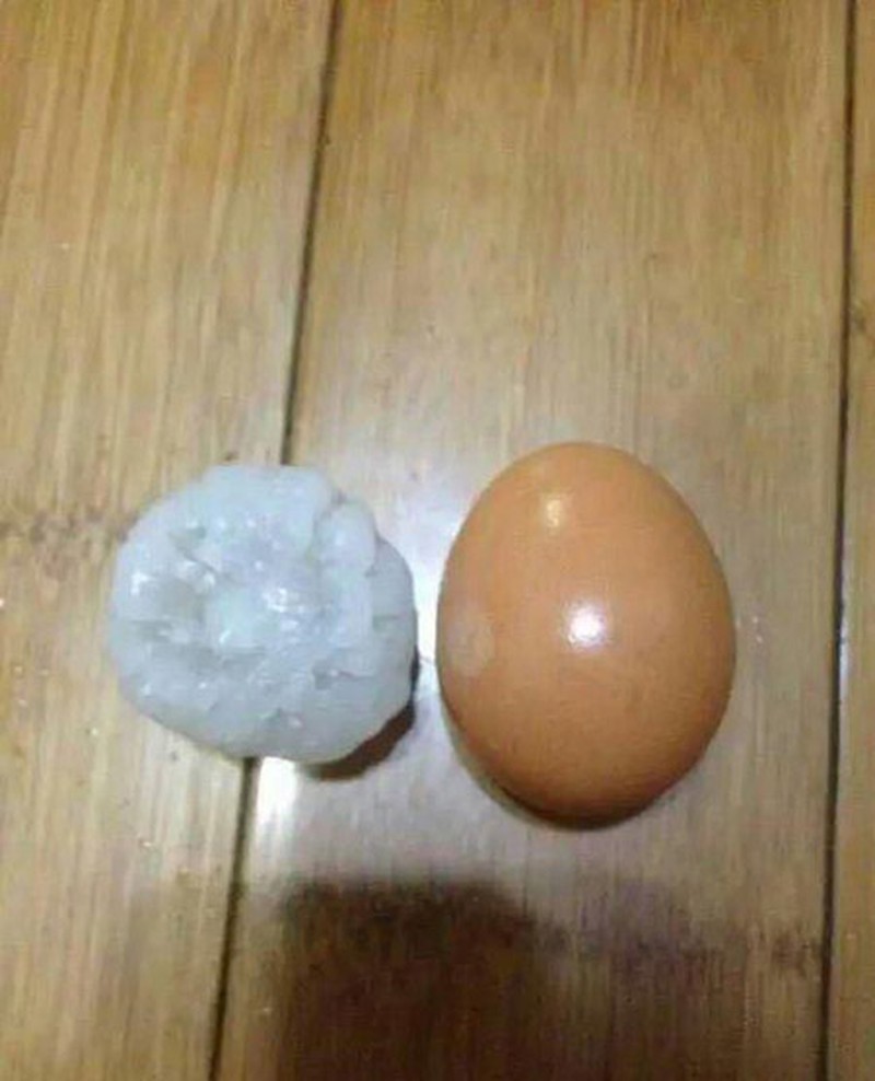 Mưa đá to bằng trứng gà, rơi thủng kính ôtô - ảnh 4