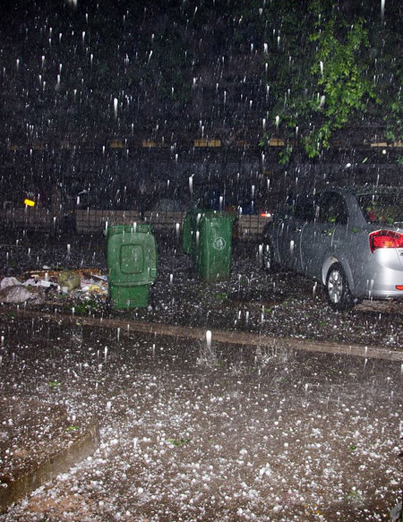 Mưa đá to bằng trứng gà, rơi thủng kính ôtô - ảnh 5