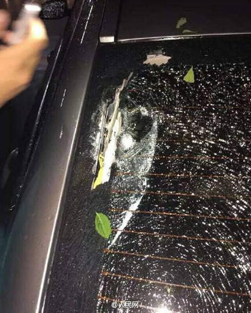 Mưa đá to bằng trứng gà, rơi thủng kính ôtô - ảnh 6