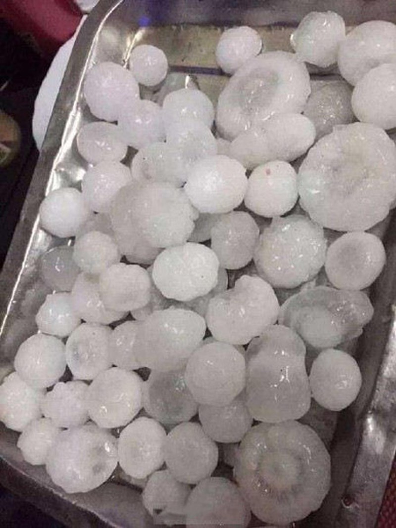 Mưa đá to bằng trứng gà, rơi thủng kính ôtô - ảnh 7