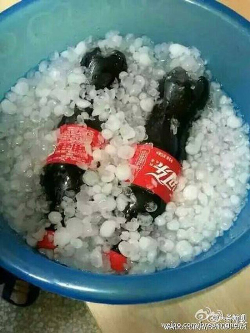 Mưa đá to bằng trứng gà, rơi thủng kính ôtô - ảnh 8