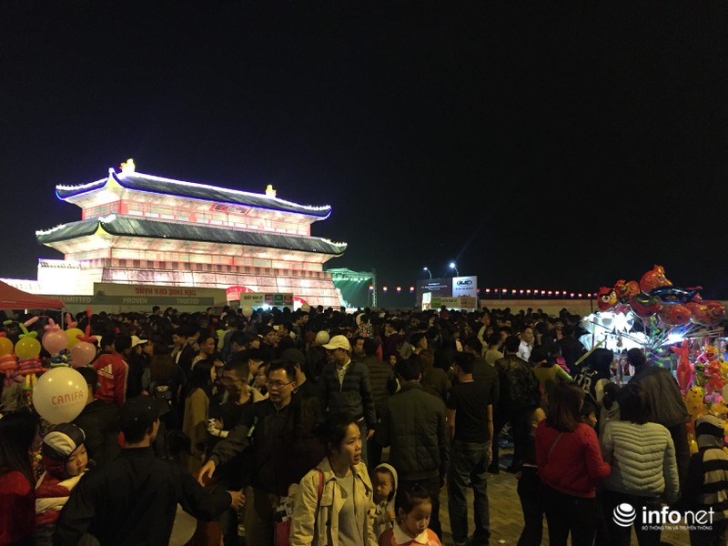 Lễ hội đèn lồng khổng lồ Việt-Hàn: Chen chúc xếp hàng cả giờ đồng hồ chưa mua được vé - ảnh 13