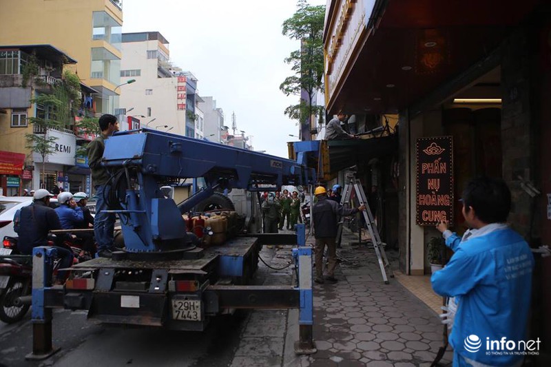 Hà Nội đồng loạt ra quân, mạnh tay xử lý lấn chiếm vỉa hè - ảnh 16