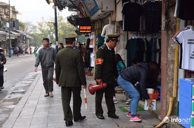 Hà Nội đồng loạt ra quân, mạnh tay xử lý lấn chiếm vỉa hè - ảnh 8