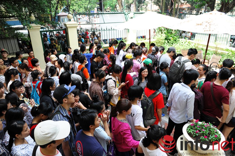 Hà Nội: Hàng nghìn người đội nắng xếp hàng nhận vé xem phim miễn phí - ảnh 10