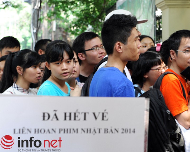 Hà Nội: Hàng nghìn người đội nắng xếp hàng nhận vé xem phim miễn phí - ảnh 11