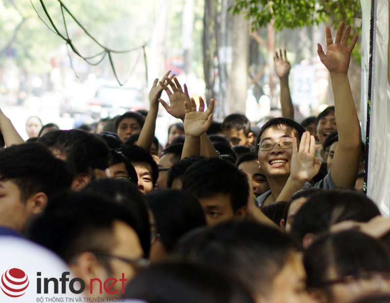 Hà Nội: Hàng nghìn người đội nắng xếp hàng nhận vé xem phim miễn phí - ảnh 12