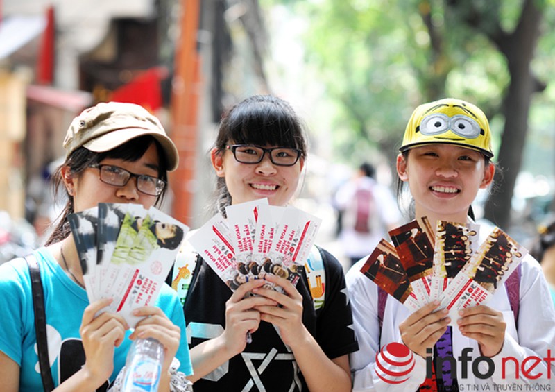 Hà Nội: Hàng nghìn người đội nắng xếp hàng nhận vé xem phim miễn phí - ảnh 13