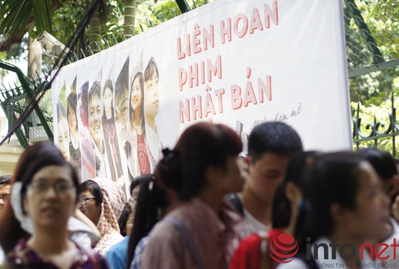 Hà Nội: Hàng nghìn người đội nắng xếp hàng nhận vé xem phim miễn phí - ảnh 1