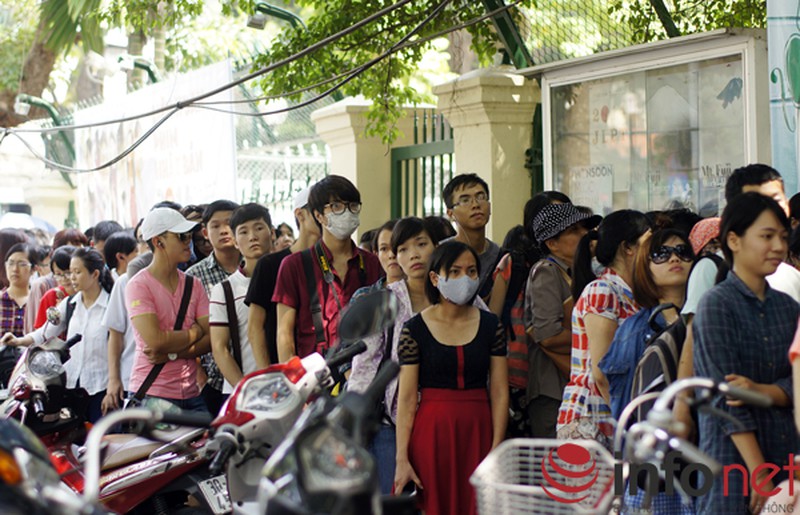 Hà Nội: Hàng nghìn người đội nắng xếp hàng nhận vé xem phim miễn phí - ảnh 2