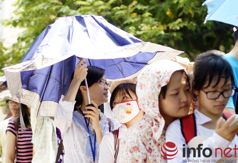 Hà Nội: Hàng nghìn người đội nắng xếp hàng nhận vé xem phim miễn phí - ảnh 3