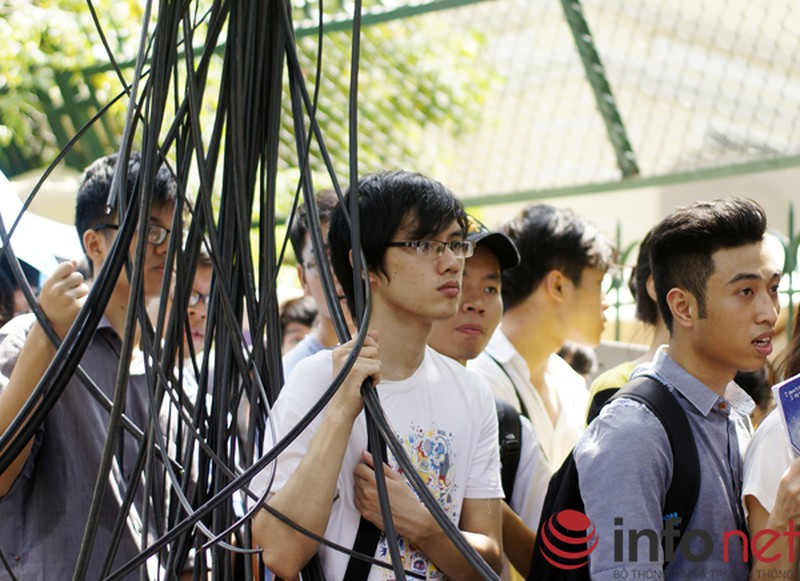 Hà Nội: Hàng nghìn người đội nắng xếp hàng nhận vé xem phim miễn phí - ảnh 4