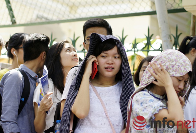 Hà Nội: Hàng nghìn người đội nắng xếp hàng nhận vé xem phim miễn phí - ảnh 5