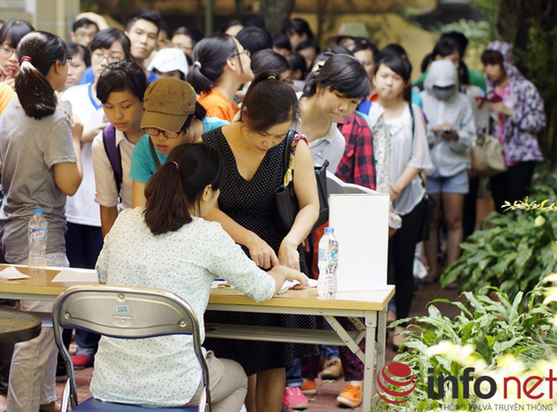 Hà Nội: Hàng nghìn người đội nắng xếp hàng nhận vé xem phim miễn phí - ảnh 7