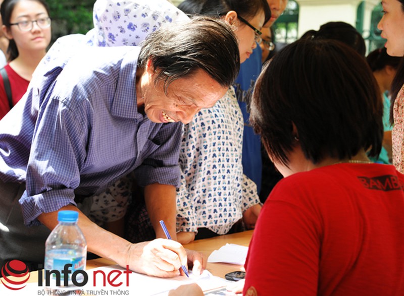 Hà Nội: Hàng nghìn người đội nắng xếp hàng nhận vé xem phim miễn phí - ảnh 9