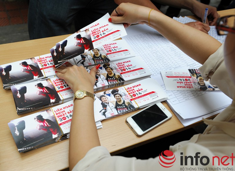 Hà Nội: Hàng nghìn người đội nắng xếp hàng nhận vé xem phim miễn phí - ảnh 8