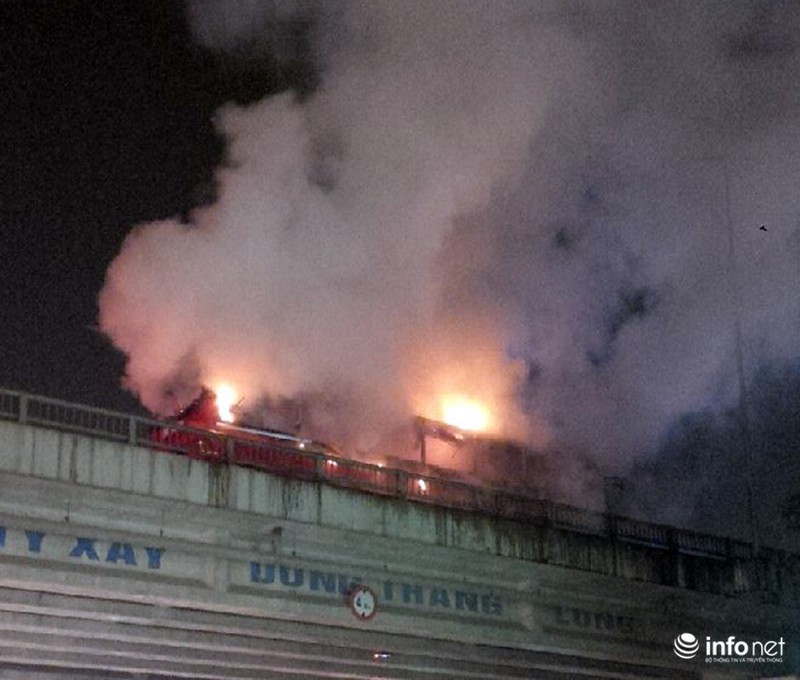 Hà Nội: Xe khách nổ lớn, bốc cháy dữ dội, đường ùn tắc kéo dài - ảnh 1