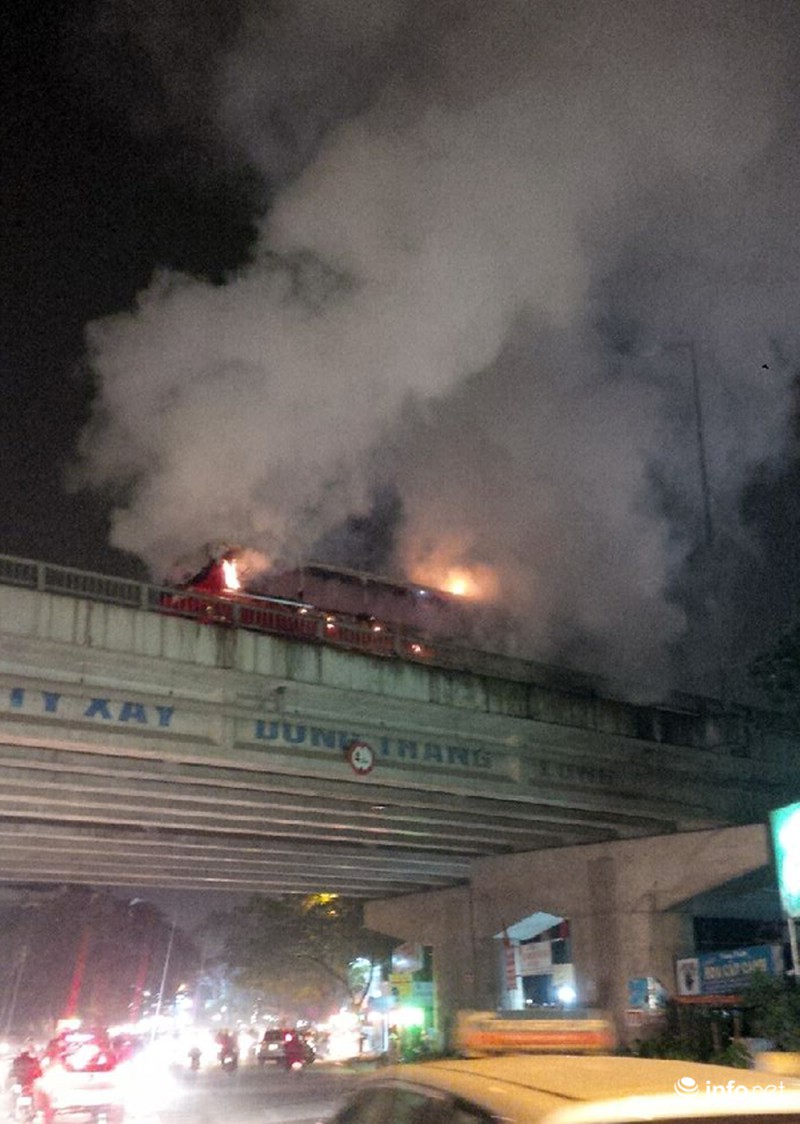 Hà Nội: Xe khách nổ lớn, bốc cháy dữ dội, đường ùn tắc kéo dài - ảnh 2