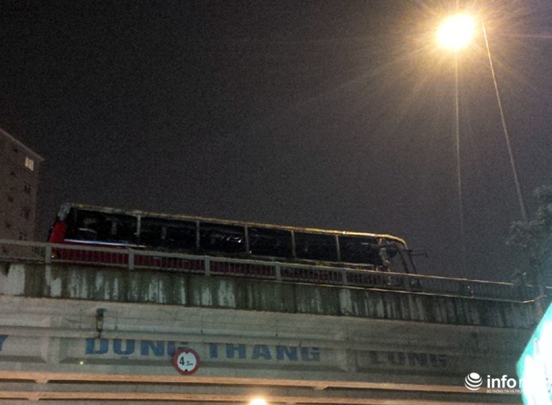 Hà Nội: Xe khách nổ lớn, bốc cháy dữ dội, đường ùn tắc kéo dài - ảnh 3