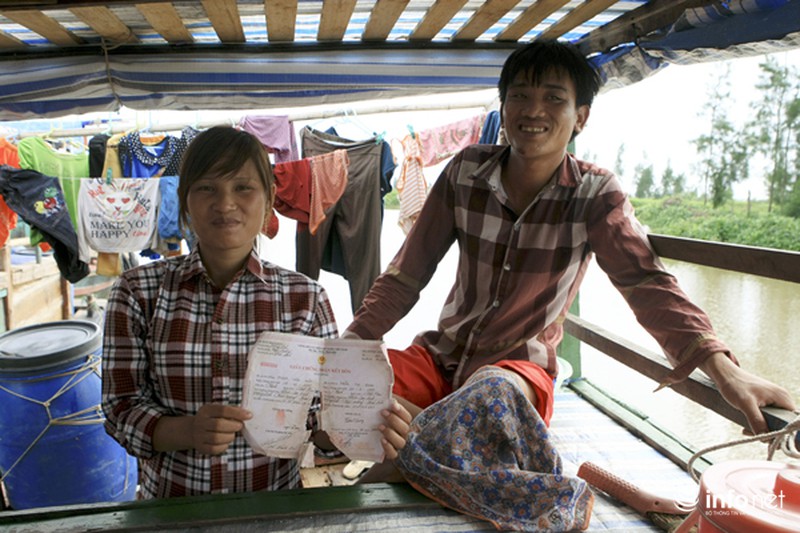 Về làng toàn những người chỉ biết