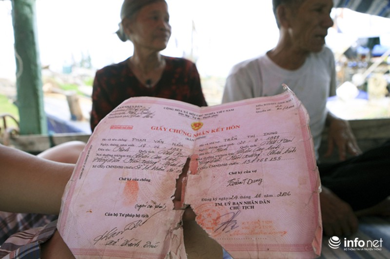 Về làng toàn những người chỉ biết