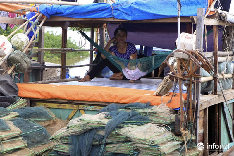 Về làng toàn những người chỉ biết