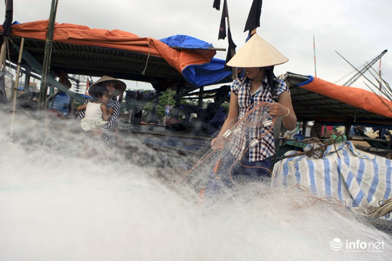 Về làng toàn những người chỉ biết