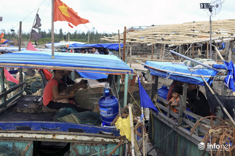 Về làng toàn những người chỉ biết