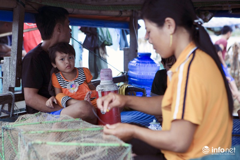 Về làng toàn những người chỉ biết