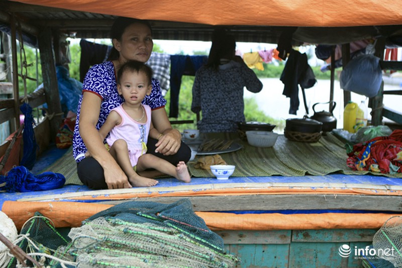Về làng toàn những người chỉ biết
