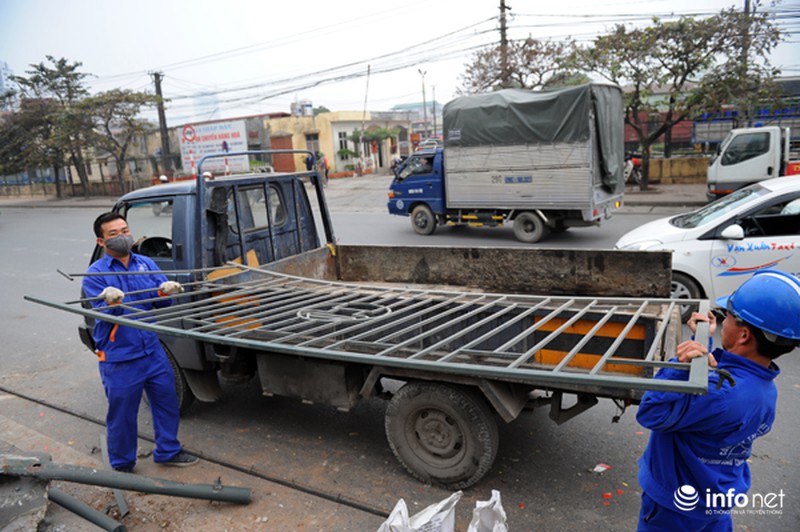 Đầu năm xe buýt mất lái đâm nát dải phân cách - ảnh 9
