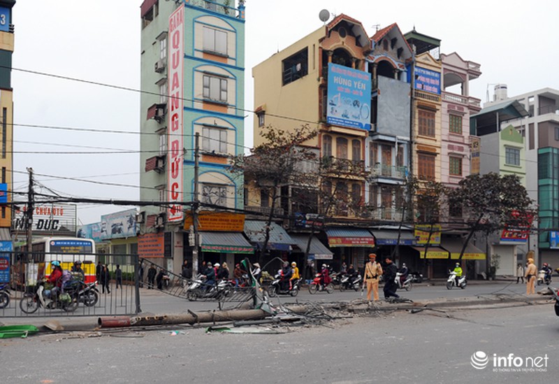 Đầu năm xe buýt mất lái đâm nát dải phân cách - ảnh 1