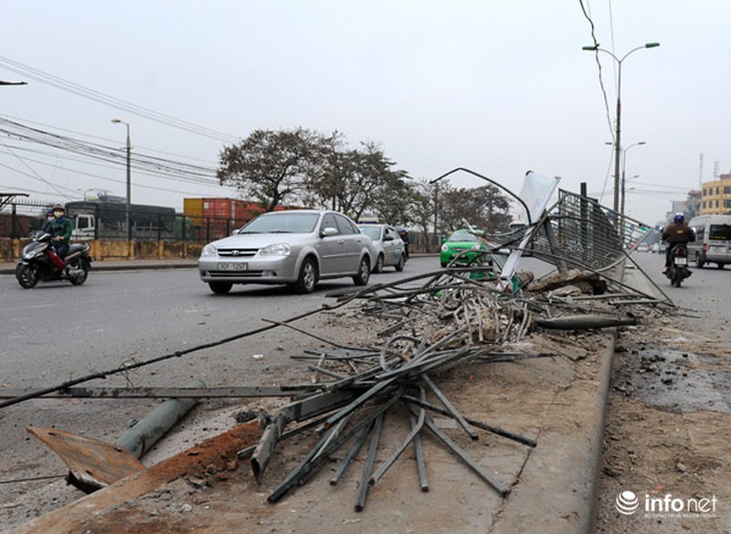 Đầu năm xe buýt mất lái đâm nát dải phân cách - ảnh 2