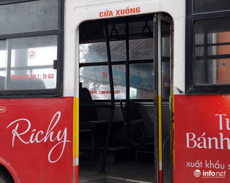 Đầu năm xe buýt mất lái đâm nát dải phân cách - ảnh 4